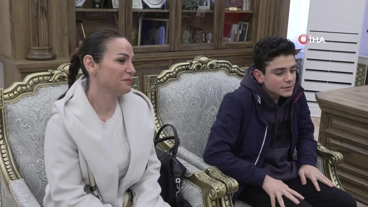 土耳其最年轻国际象棋大师拜访阿克塔什总统